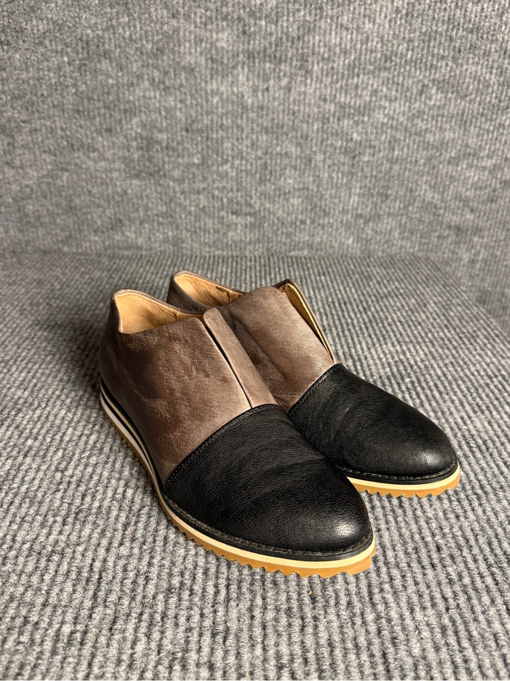 ALL BLACK Black & Taupe Leather V-Neck Slip On Flats Size 40.5